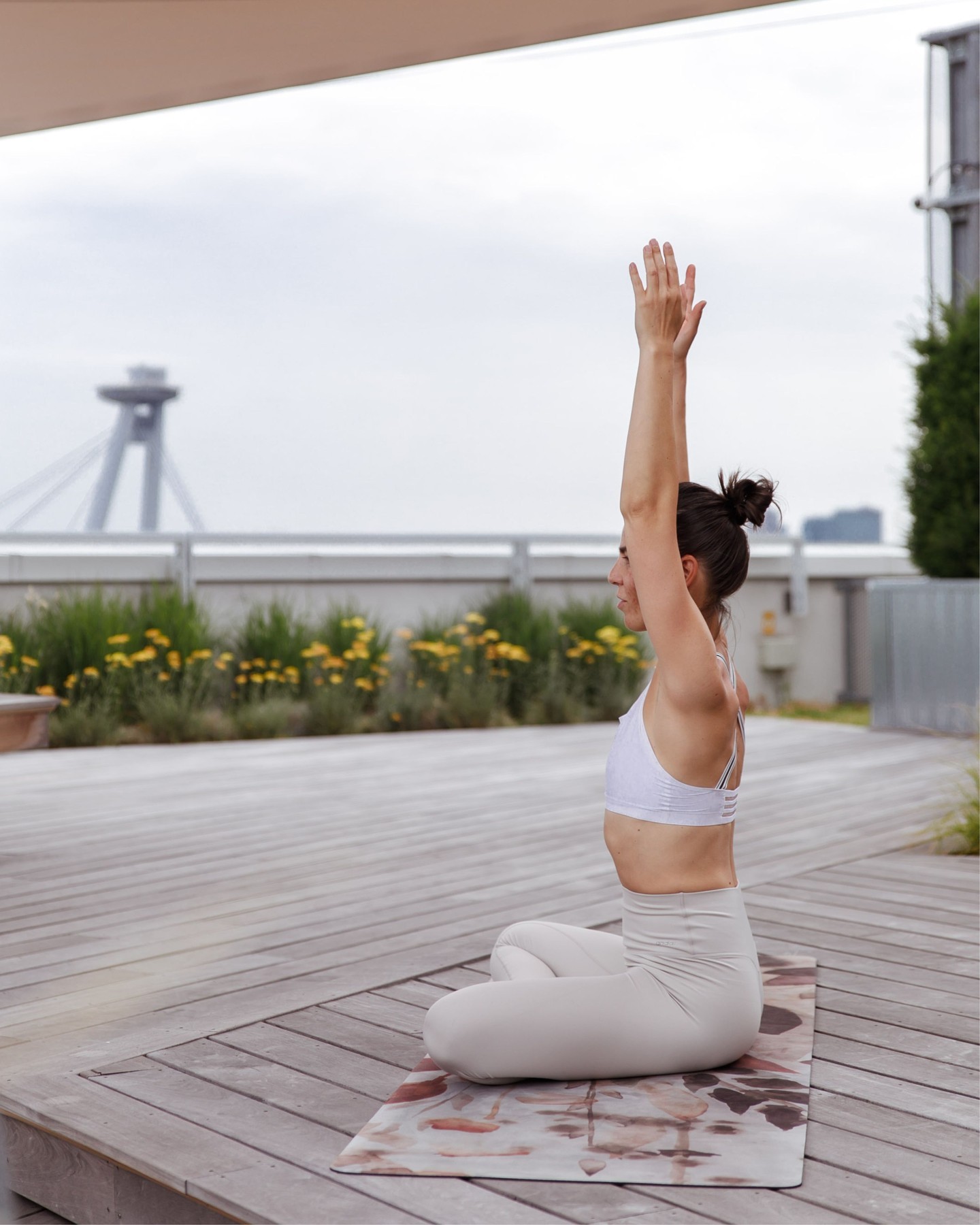 What a fantastic way to start the day! 🧘‍♂️ Morning yoga on the rooftop of the #Einpark building. 🌇🌱 Our tenants can enjoy stunning city views while practicing yoga on Bratislava’s greenest roof. 🌳🌿

#yogasession #einparkbuilding #LEEDZeroCarbon #sustainability #wellness #healthylifestyle #yogaontheroof #Slovakia