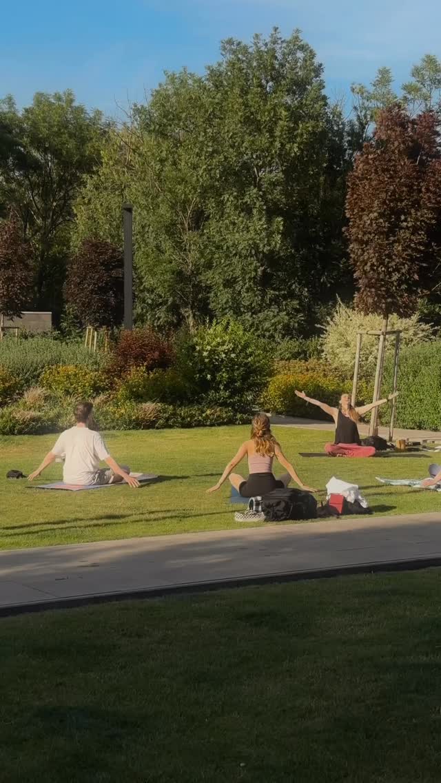 Takto to vyzeralo na našej poslednej AFTER YOGE v Guthause 🌿🧘‍♀️

Pridajte sa k nám aj túto stredu o 18:00hod. Načerpajte energiu a doprajte si chvíľu len pre seba.

📍Guthaus park
📅 Streda 18:00
✨ Otvorené pre všetkých – stačí si priniesť podložku

#yogavparku #guthaus #poobednayoga #yogacommunity #bratislava #corwinsk #greendevelopment