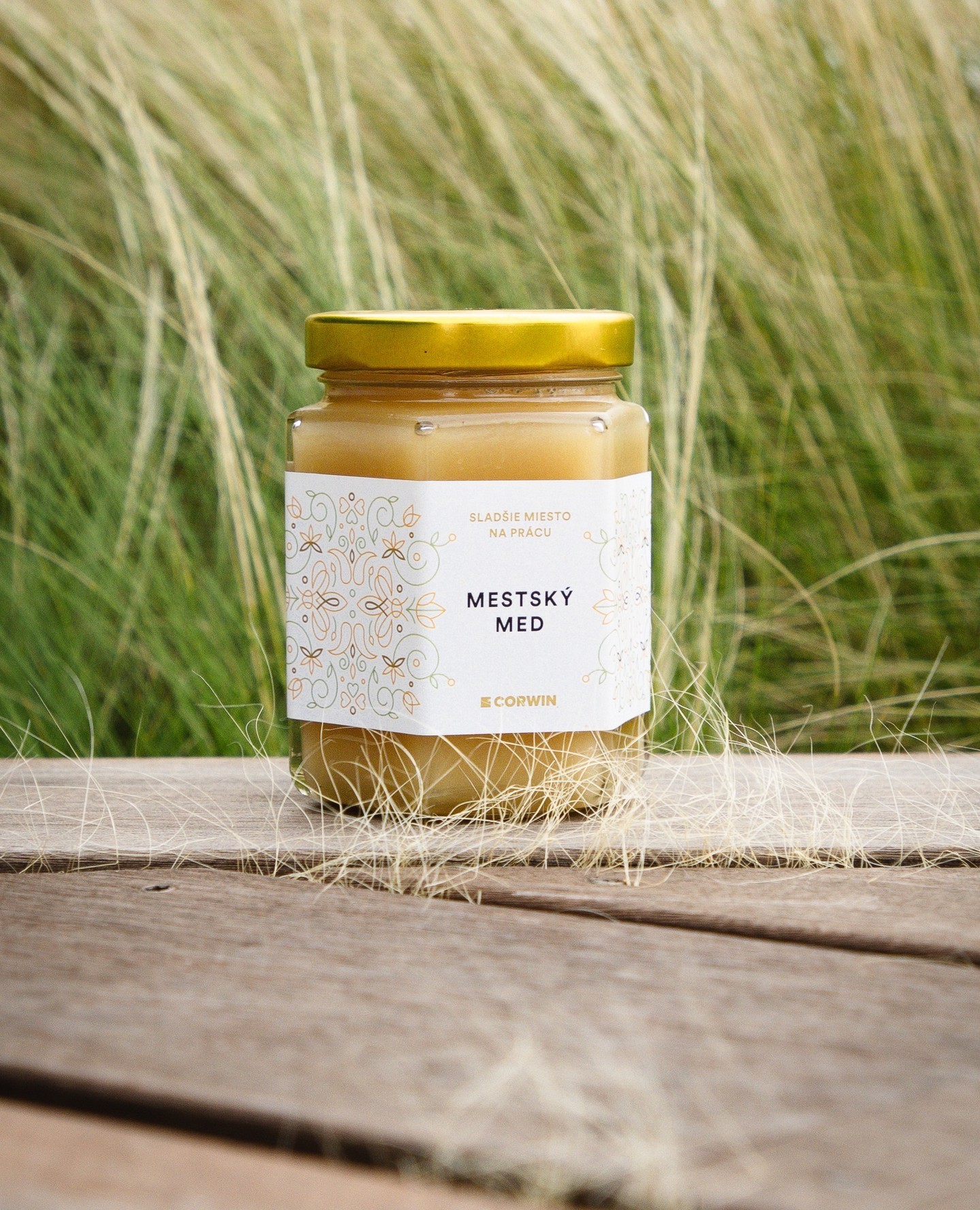 Our bees 🐝 on Einpark’s green rooftop have outdone themselves once again, gifting us with top-notch honey. This year they produced more than 350kg of honey. 🍯 ✨

#corwin #developer #greenroofs #greendeveloper #sustainbility #architecture #bratislava #bratislava_architecture #architecture #fasada #budova #zelenestrechy #stavba #ekologia