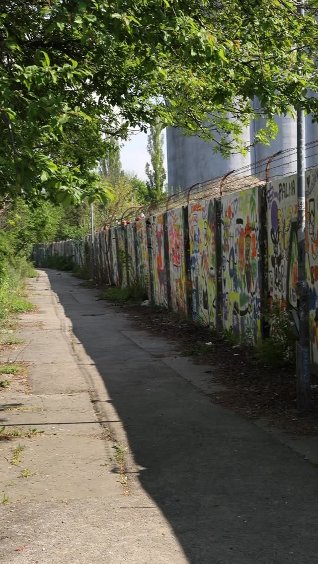 Vrátili sme sa do uličky medzi Palmou a Cvernovkou a opäť sme ju upratali a spríjemnili. 🖤
Spolu s Nová Cvernovka a susedmi z okolia sme sa pustili do čistenia, aby bola znovu príjemným miestom prechodu pre všetkých v lokalite.

Pár hodín práce, dobrá energia a ľudia, ktorým záleží na svojom okolí. Ďakujeme každému, kto prišiel. Vďaka vám je toto miesto opäť o niečo krajšie. ✨

Zastav sa 1. mája na Palma LIVE & Dňoch otvorených ateliérov. Tešíme sa na vás 🎨