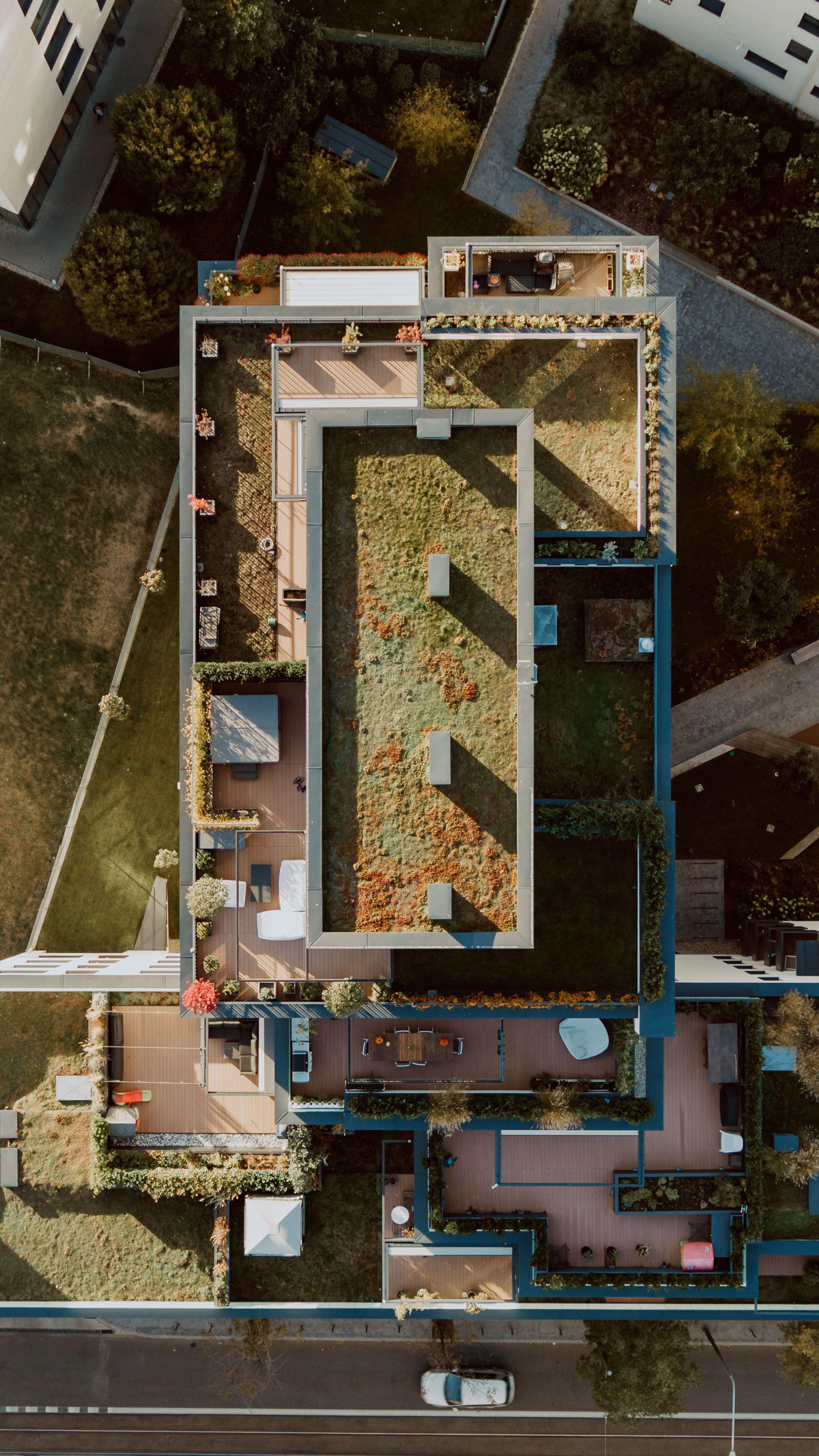 This green roof is more than just a design choice. It’s a commitment to sustainability. We believe that thinking green, building green, and investing in our planet is the best decision we can make for a brighter future. 💚

#corwin #developer #greenroofs #greendeveloper #sustainbility #architecture #bratislava #bratislava_architecture #architecture #fasada #budova #zelenestrechy #stavba #ekologia