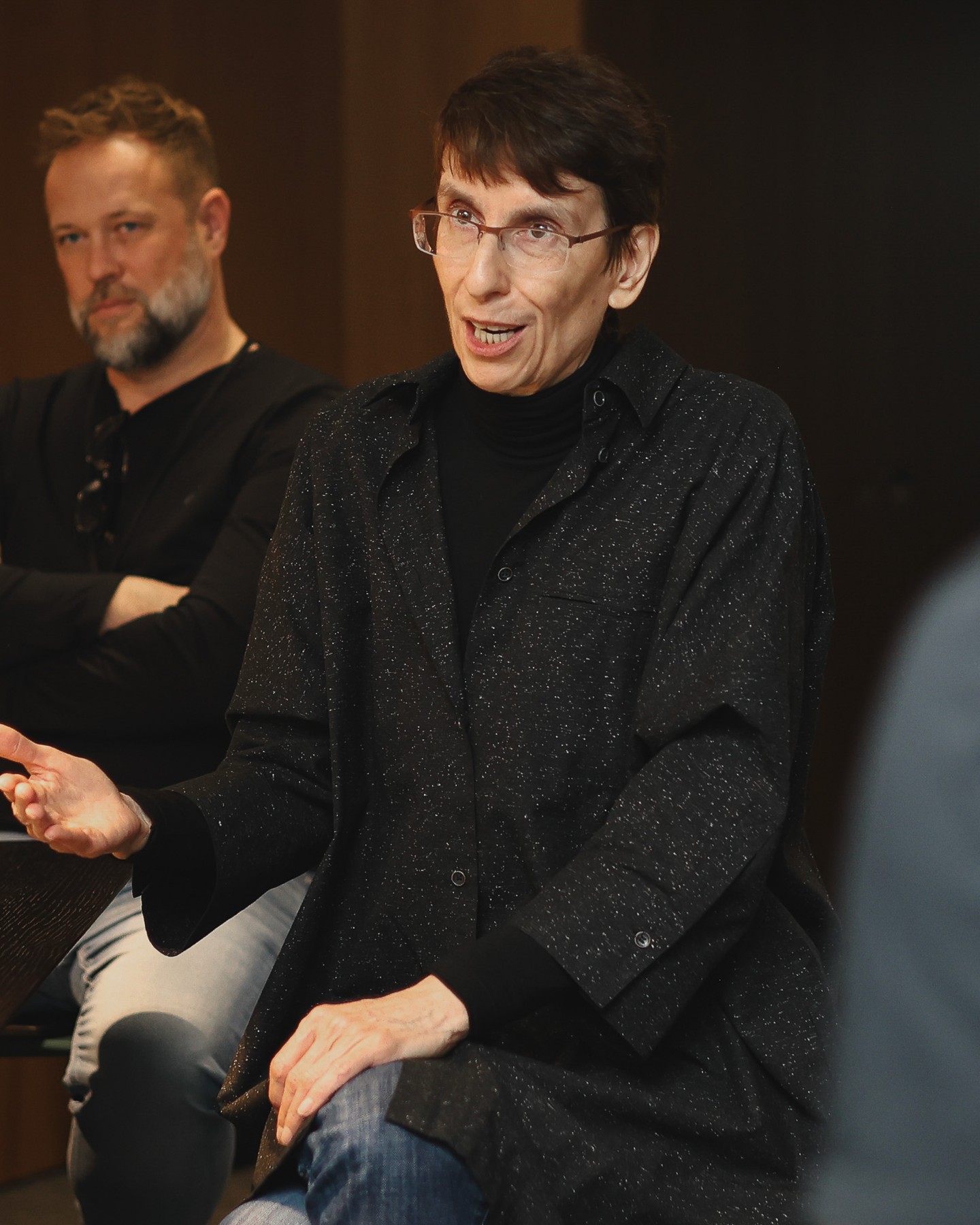 Tento rok sme si Deň boja za slobodu a demokraciu pripomenuli aj tým, že sme našim kolegom poskytli voľno a zároveň pripravili dobrovoľný tematický program pre tých, ktorí sa chceli zastaviť a zamyslieť sa nad tým, čo pre nás tieto hodnoty znamenajú.

V priestoroch Corwinu sme privítali Zuzanu Mistríkovú, jednu z kľúčových osobností Nežnej revolúcie. V jej rozprávaní zazneli spomienky na november 1989 aj pohľad na to, prečo je dôležité chrániť slobodu a demokraciu aj dnes.

Ďakujeme všetkým, ktorí prišli, diskutovali a vytvorili atmosféru plnú rešpektu a otvorenosti.

Sme radi, že spolu môžeme budovať kultúru, v ktorej je dialóg prirodzenou súčasťou našej práce aj každodenného života. 💚