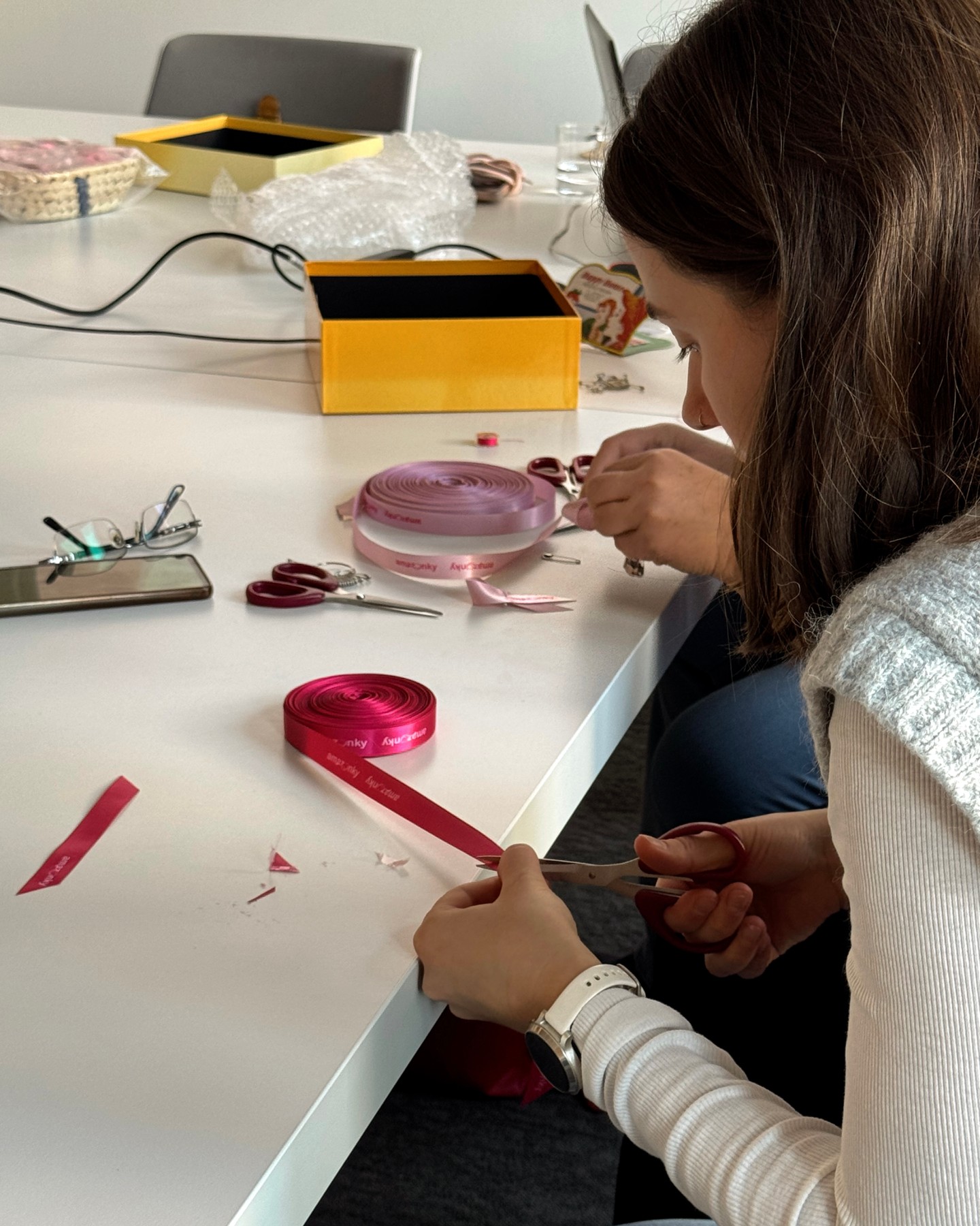 💗 Prevencia nekončí októbrom. 

Pri príležitosti Pink Októbra sme v CORWINE privítali OZ Amazonky : ženy, ktoré si samy prešli rakovinou prsníka a dnes pomáhajú šíriť povedomie o dôležitosti prevencie.

Spoločne sme hovorili o včasnej diagnostike, starostlivosti o zdravie aj o osobných skúsenostiach, ktoré týmto témam dávajú úplne iný rozmer.

🎀 V CORWINE však na prevenciu myslíme počas celého roka. Našim kolegyniam preto raz ročne poskytujeme bezplatné sonografické vyšetrenie prsníkov ako súčasť zamestnaneckých benefitov.

Ďakujeme OZ Amazonky za inšpiratívne stretnutie, otvorenosť a pripomenutie, že venovať čas vlastnému zdraviu má zmysel. Nielen v októbri. 💗

#CORWIN #PinkOctober #Prevencia #OZAmazonky #ZdravieNaPrvomMieste #BreastCancerAwareness
