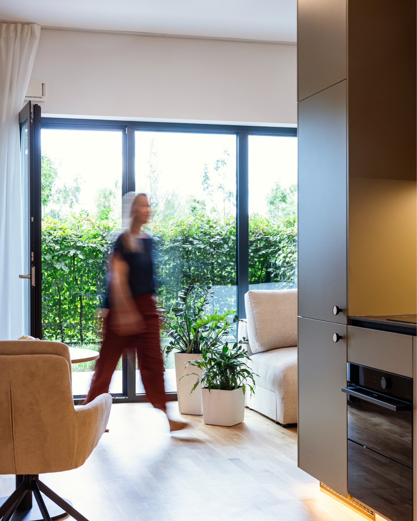 35 m² that truly works. 👌🏼

This one-room apartment in Guthaus proves that compact living can still feel complete. A smart layout connects living, working and dining into one open flow, while the sleeping area is naturally separated by built-in storage. 

Neutral tones, natural materials and plenty of daylight keep the space calm and airy. Every element has its place. Every detail has a purpose. 

A great example of how thoughtful architecture elevates everyday living, even on a smaller footprint.

Great job 👏🏼

Interior: Create Space
Photo: Ondrus Photo