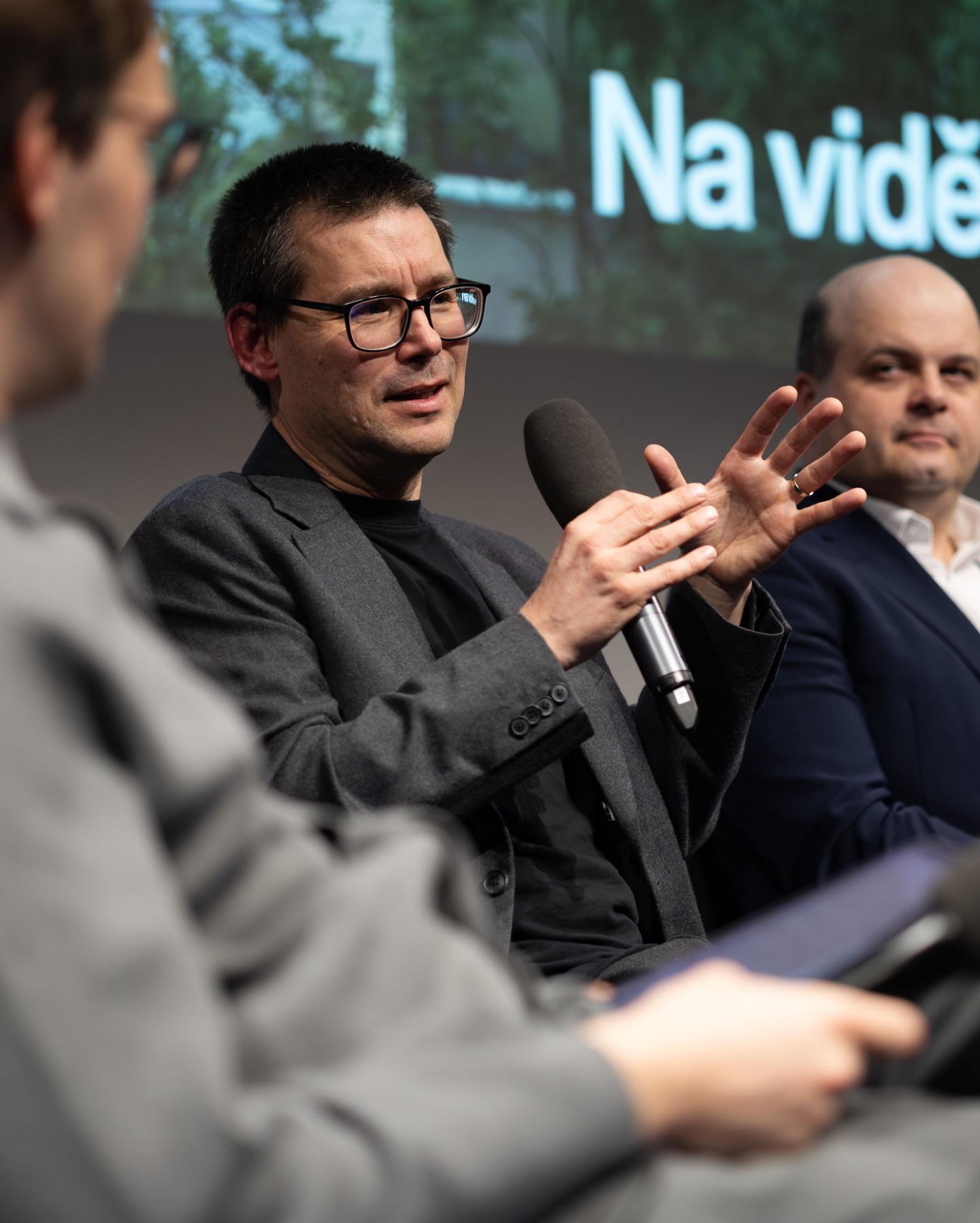 Vysočany sa menia.

A my sme diskutovali o tom, ako bude vyzerať ich budúcnosť.

Jednou z tém bol aj projekt Dvory Vysočany, na ktorom pracujeme s veľkým rešpektom k mestu. Miesto, ktoré má priniesť nový život, zeleň a komunitu.

Postupne tu vznikne približne 1 200 bytov, parky a kvalitné verejné priestory, nie len nové bývanie, ale nová časť mesta pre ľudí. Pri návrhu nás inšpiruje prístup „mesto pre ľudí“, ktorý dlhodobo presadzujú Jan Gehl a David Sim.

O budúcnosti tejto časti mesta sme diskutovali spolu s hosťami z mesta, urbanizmu a architektúry : Petr Hlaváček, námestník primátora Prahy pre územný rozvoj, Jaromír Hainc z IPR Praha, Štěpán Valouch, architekt z ateliéru OVA, a Tomáš Portlík, starosta Prahy 9.

Ďakujeme organizátorovi CAMP – Centrum architektury a městského plánování za priestor na otvorenú diskusiu o tom, ako tvoriť lepšie mesto. Teší nás, že môžeme byť súčasťou tejto premeny.